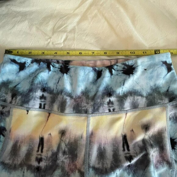 INFINITE PERFORMANCE LEGGING in pastel tie dye print, SIZE MEDIUM with pockets - Picture 5 of 7